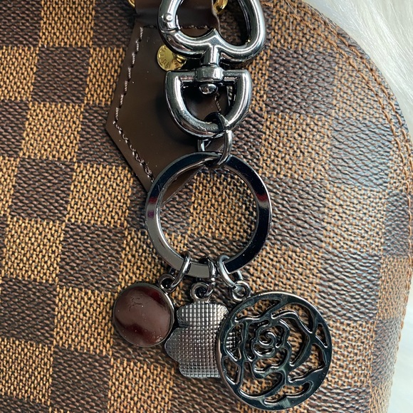Camellia Keychain charm - Picture 3 of 3